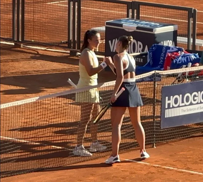 Kostjukova in Kasatkina sta se rokovali po dvoboju. FOTO: WTA