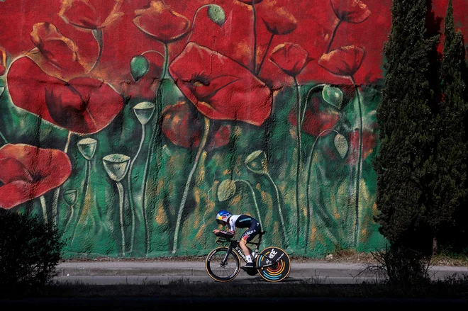 Še enkrat rožnati Primož Roglič. FOTO: Luca Bettini/AFP