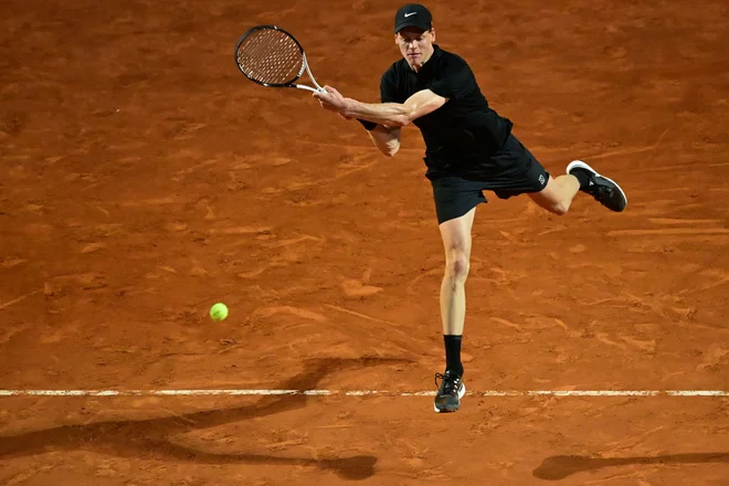 Jannik Sinner spet igra tekmovalni tenis. FOTO: Piero Cruciatti/AFP