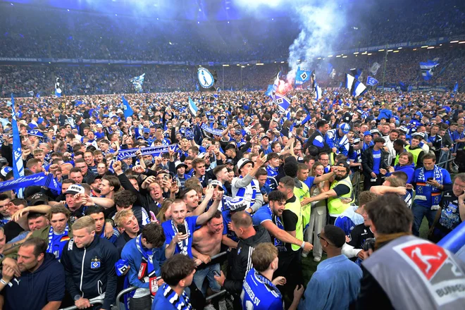 Ne le na stadionu Volkspark v Hamburgu, tudi v drugem največjem mestu v Nemčiji je bilo vse v znaku vrnitve Hamburga v bundesligo. FOTO: Fabian Bimmer/Reuters