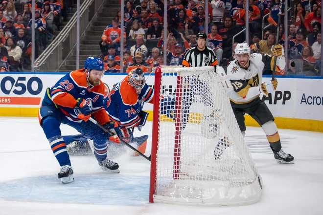 Reilly Smith (desno) je v Edmontonu za zmago Vegasa dosegel gol v zadnji sekundi. FOITO: Leila Devlin/Getty Images Via AFP