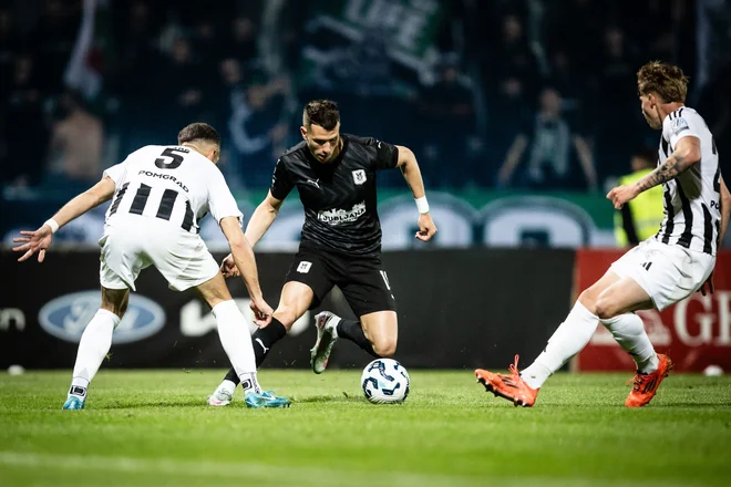 Raul Florucz se je po dobri uri igre prijel za stegensko mišico, zaradi česar bi lahko najboljši igralec in strelec prvenstva že končal sezono. FOTO: Blaž Weindorfer/Sportida