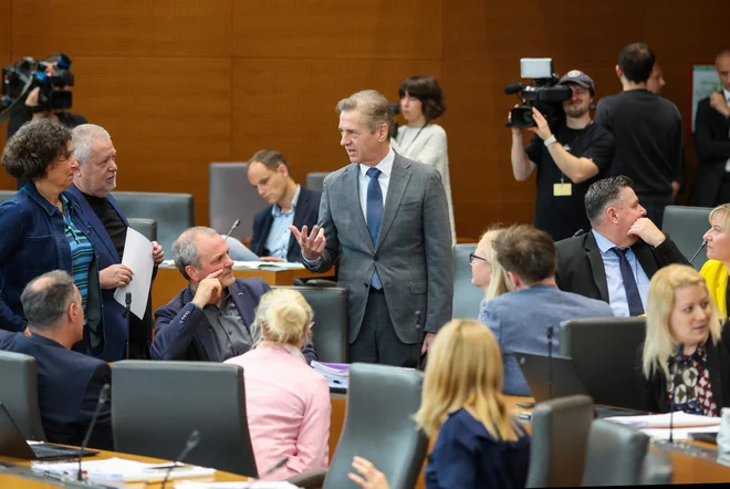 Tudi na lestvici odbojnosti je vodilna SDS, ki je zagotovo ne bi volilo 45 odstotkov vprašanih. Na drugem mestu je GS. Četrtina vprašanih je izrazila, da ji zagotovo ne bi namenila glasu. FOTO: Matej Druznik