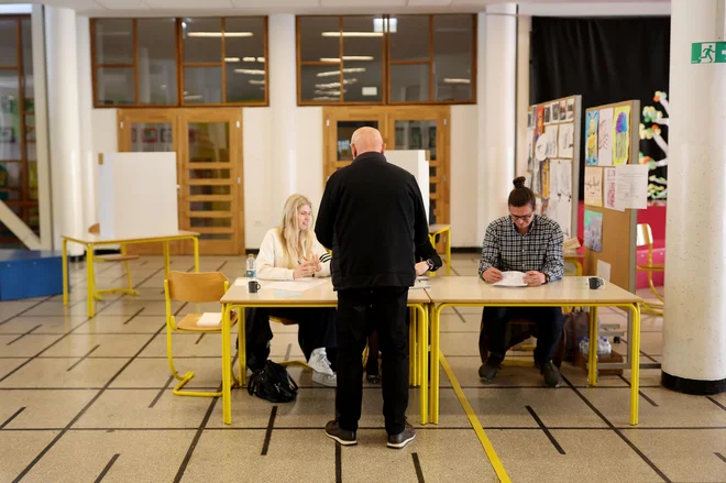 Redno glasovanje med 7. in 19. uro poteka na 2978 rednih voliščih po državi, 88 voliščih omnia in 29 voliščih v tujini na diplomatsko-konzularnih predstavništvih. FOTO: Blaž Samec/Delo