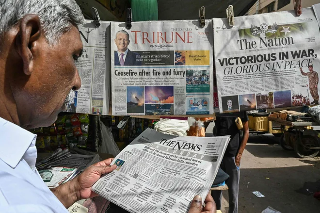 Indija in Pakistan sta se včeraj kljub sklenjenemu premirju medsebojno obtožila kršenja prekinitve ognja. FOTO: Asif Hassan/AFP