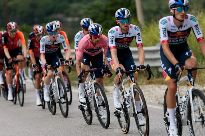 Rožnati Primož Roglič in njegovi rdeči biki so v 3. etapi pobudo in rdečo majico prepustili ekipi Lidl Trek. FOTO: Luca Bettini/AFP