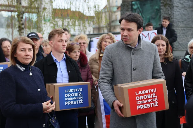 »Glas proti bo glas proti privilegijem in proti Golobovi aroganci,« izpostavlja prvi obraz referenduma Andrej Hoivik, poslanec SDS. FOTO: Črt Piksi