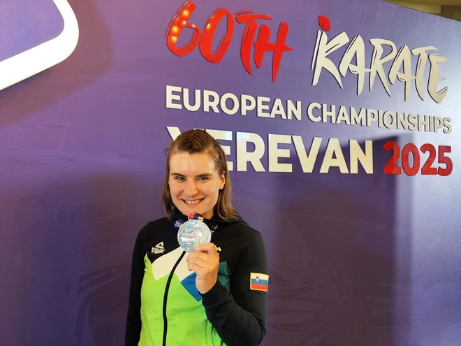 Diandra Bekčić je ponosno pokazala svojo srebrno kolajno. FOTO: KZS