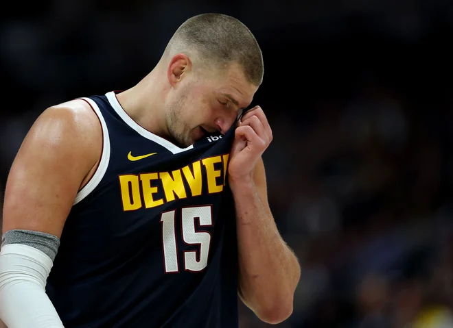Nikola Jokić ni mogel preprečiti poraza Denverja. FOTO: Matthew Stockman/AFP