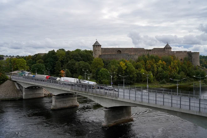 Reka Narva deli Rusijo in Estonijo oziroma širše gledano Rusijo in Nato. FOTO: Janis Laizans/Reuters