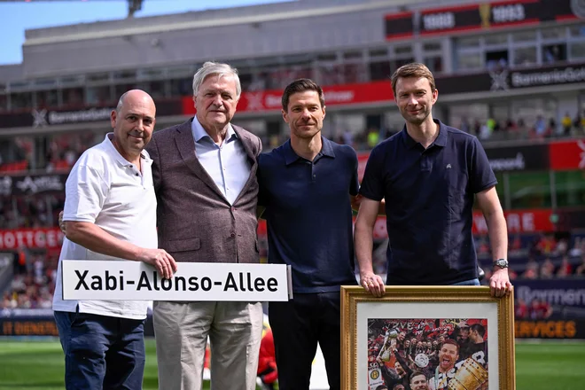 Xabi Alonso (drugi z desne) se je od navijačev Bayerja že poslovil, po zadnji tekmi v bundesligi se seli v Madrid. FOTO: Ina Fassbender/AFP