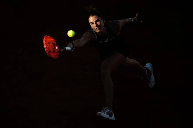 Američanka Emma Navarro vrača udarec Danki Clari Tauson med ženskim dvobojem na teniškem turnirju WTA Rome Open v Foro Italico v Rimu. Foto: Marco Bertorello/Afp