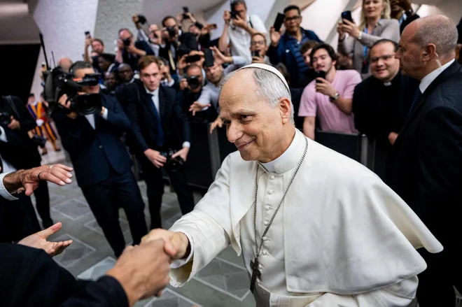 Razorožimo besede in pomagali bomo razorožiti svet, je v svojem prvem nagovoru novinarjem poudaril papež Leon XIV. FOTO: Eloisa Lopez/Reuters
