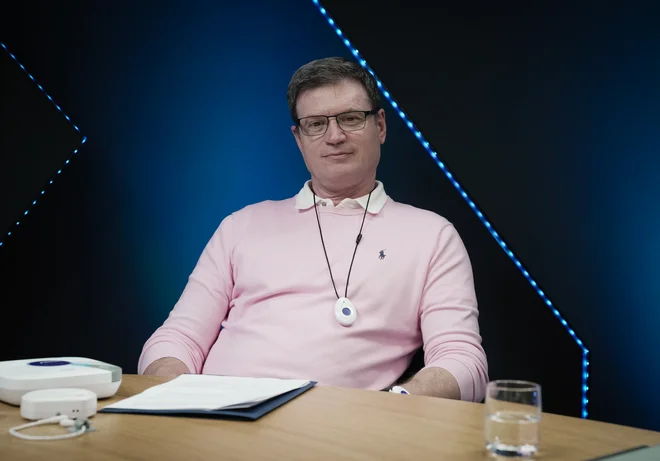 »V tujini je e-oskrba že desetletje zelo razširjenja, v povprečju jo ima okoli deset odstotkov starejših od 65 let, je obvezna kot varnostni pas v avtomobilu – pri nas jo ima okoli 6000 uporabnikov, pa še vedno čakamo na sistemsko ureditev v praksi.« FOTO: Luka Maček