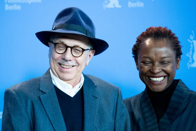 Koyo Kouoh z direktorjem Berlinala Dietrom Kosslickom leta 2019. FOTO: Reuters Connect