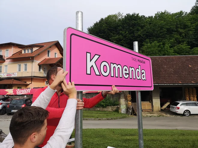 Lani so prebivalci Komende počastili zmagovalca Gira. FOTO: Dejan Javornik