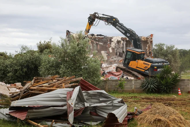 Rušenje nezakonite gradnje v občini Ližnjan. FOTO: Goran Sebelic/Cropix
