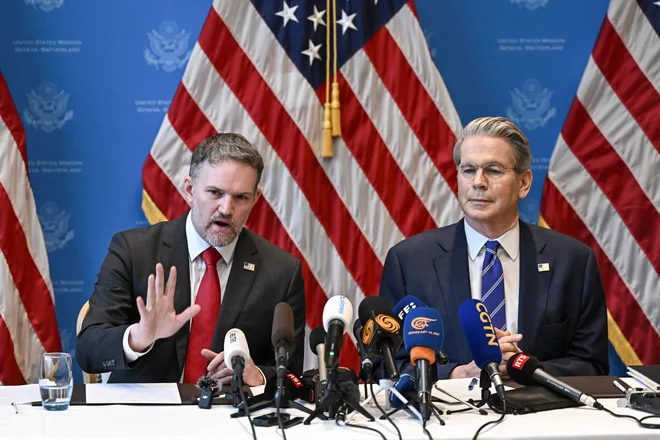 Ameriški minister za finance Scott Bessent (desno) in trgovinski predstavnik Jamieson Greer sta ob Ženeskem jezeru predstavila dogovor, ki je rešil svet pred trgovinsko vojno med največjima gospodarstvoma. FOTO: Fabrice Coffrini/AFP