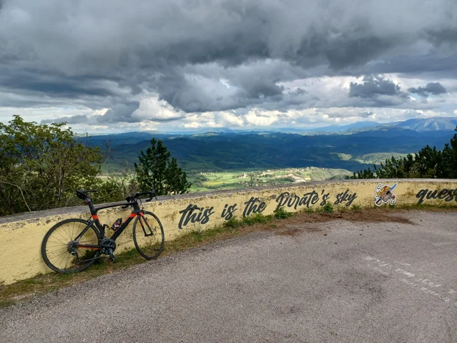 Ovinek pod Piratovim nebom. FOTO: Grega Kališnik