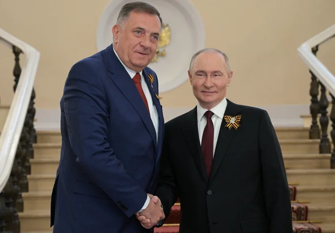 Potem, ko se je v petek v Moskvi srečal z ruskim predsednikom Vladimirjem Putinom, je predsednik Republike Srbske Milorad Dodik danes nadaljeval dolgi niz provokacij, ki poglabljajo razdor znotraj Bosne in Hercegovine. FOTO Alexei Nikolsky Via Reuters