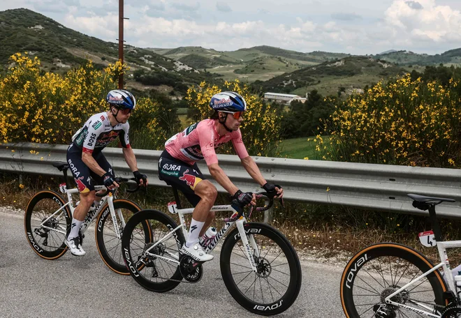 Primož Roglič in Jan Tratnik bosta v soboto, 24. maja, na Giru dirkala na domačih cestah. FOTO: Luca Bettini/AFP