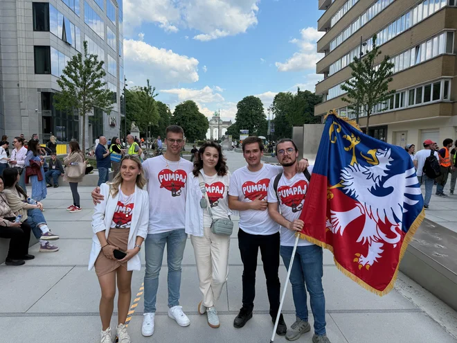 Srbski študenti so ob napovedi prišli v Bruselj. FOTO: Peter Žerjavič/Delo