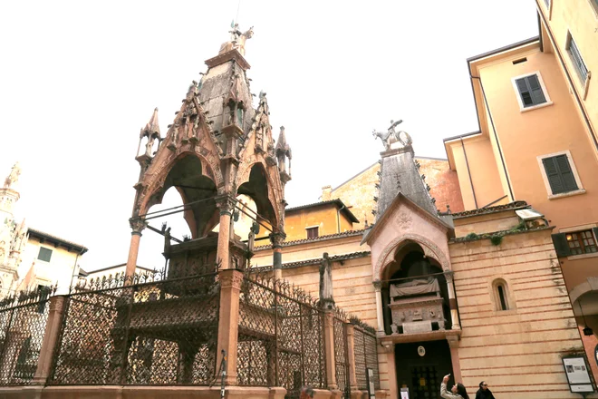 Arche Scaligeri, z ulice vidni sarkofagi nekaterih članov družine Scaligeri, vladarjev Verone v poznem srednjem veku. FOTO: MIlan Ilić