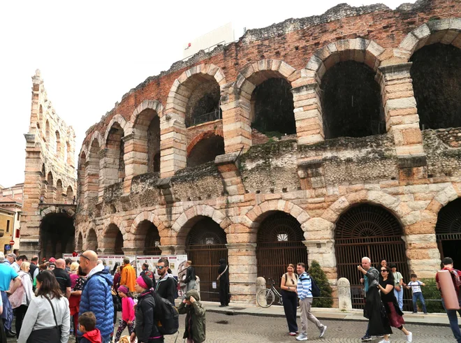 Množica turistov na trgu Bra, nedaleč od arene  FOTO: MIlan Ilić
