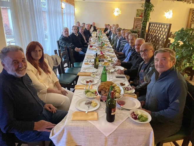 Nekdanje ase Domžal, ki so spisal izjemno poglavje v zgodovini kluba, je obiskal tudi sedanji predsednik Stane Oražem (prvi z leve). Foto Rok Tamše