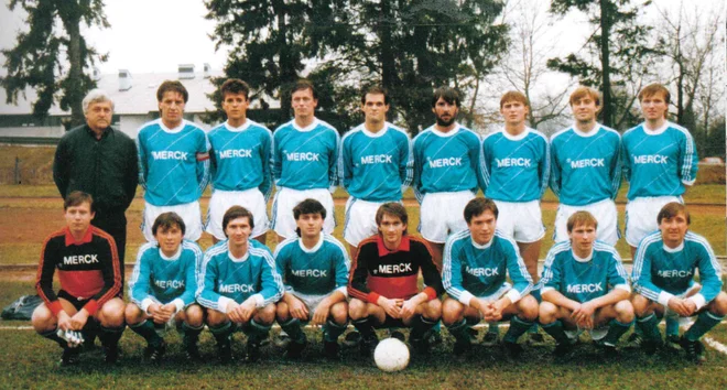 Moštvo Domžal v sezoni 1985/86, ko je prvič igralo v 1. slovenski nogometni ligi; stojijo z leve: trener Božidar Džaferović, Bukovec, Majce, Sivko, Stanko, Medved, Pavlinič, Lovrič, Štucin; čepijo z leve: Kovač, Hribar, Balantič, Kožar, Zaviršek, Rozman, Murnik, Dobrovoljc. Foto Arhiv NK Domžale