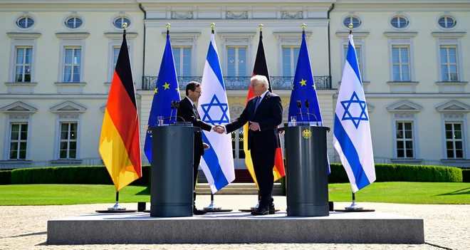 Nemški predsednik Frank-Walter Steinmeier je ob 60-letnici diplomatskih odnosov med Nemčijo in Izraelom gostil izraelskega predsednika Jicaka Hercoga. V torek bosta skupaj poletela proti Izraelu. FOTO: John Macdougall/AFP