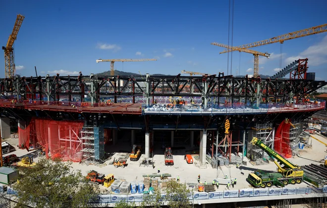 Zaradi zamud pri gradnji Barcelona ne bo igrala na domačem terenu pred koncem poletja. Tudi v tem primeru bi nogomet še vedno igrali na gradbišču – nova, tretja tribuna stadiona, ki bo nad dvema VIP-obročema, naj bi bila namreč dokončana šele v začetku prihodnjega leta. FOTO: Albert Gea/Reuters