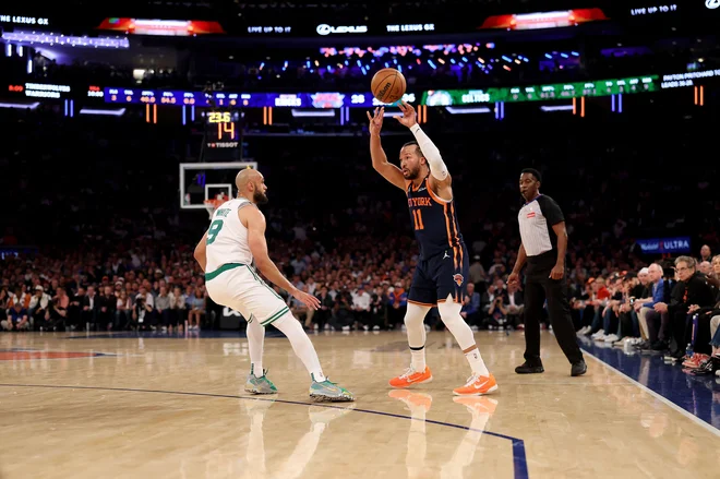 Jalen Brunson (desno) jebil v sloviti dvorani Madison Square Garden glavni krivec za košarkarsko avforijo v New Yorku. FOTO: Elsa/Getty Images Via AFP
