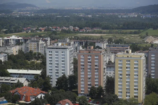 Prelimirani seštevki kažejo, da se je skupna vrednost vseh nepremičnin v enem letu povečala za skoraj osem odstotkov, vse slovenske nepremičnine so zdaj vredne 298 milijard evrov. FOTO: Leon Vidic/Delo