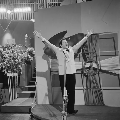 Domenico Modugno je s skladbo Nel blu dipinto di blu (bolj znano kot Volare) pristal šele na tretjem mestu, mnogi pa jo imajo še danes za največjo zmagovalko. FOTO: Arhiv EBU