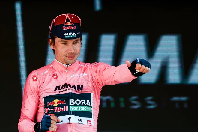 Primož Roglič je 75 tednov preživel na vrhu lestvice UCI. FOTO: Luca Bettini/AFP