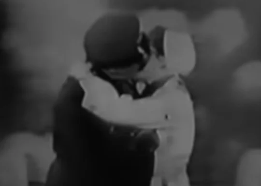 Prvi škandal v zgodovini Evrovizije se je zgodil leta 1957, ko sta se danska pevca Birthe Wilke in Gustav Winckler na koncu pesmi 11 sekund poljubljala. FOTO: Arhiv EBo.