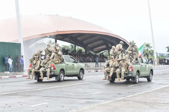 V Petrozavodsku, približno 175 kilometrov od meje, so zgradili tri velike skladiščne hale, v vsaki lahko shranijo okoli 50 oklepnih vozil, četrta hala pa je še v gradnji. FOTO: AFP