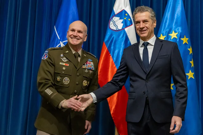 General Chris Cavoli (na sliki ob slovenskemu premieru Robertu Golobu), vrhovni poveljnik zavezniških sil Nata v Evropi, je aprila dejal, da je Rusija utrpela približno 790.000 žrtev. Številni ubiti ali ranjeni so nižji častniki, ki vodijo enote v razširjenih silah. FOTO: Voranc Vogel