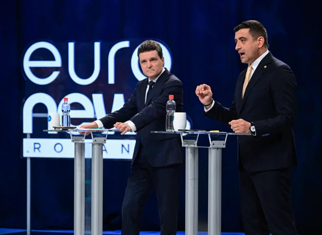 Nedavna javnomnenjska raziskava agencije AtlasIntel za spletno stran HotNews.ro je pokazala, da bi oba kandidata lahko prejela po 48,2 odstotka glasov, vendar ta anketa ni zajela glasov številne romunske diaspore, kjer je Simion v prvem krogu dobil večinsko podporo. FOTO: Daniel Mihailescu/AFP