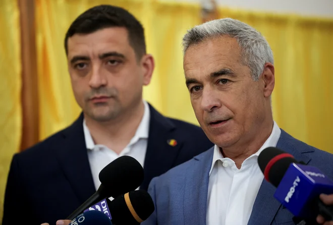 Iz agencije Viginum so sporočili, da je njihovo poročilo o lanskih dogodkih razkrilo obsežno rusko vplivno operacijo, ki je uporabila platformo tiktok za promocijo takrat manj znanega kandidata Călina Georgescuja (desno). Podobno bi se lahko zgodilo pri Simionu (levo). FOTO: Louisa Gouliamaki/Reuters