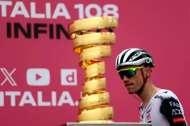 Juan Ayuso pogleduje proti neskončnemu pokalu. FOTO: Luca Bettini/AFP