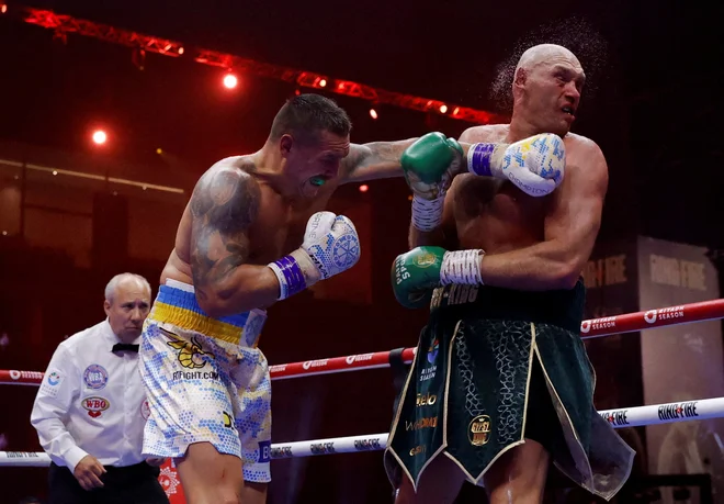 Oleksandr Usik (levo) je že dvakrat premagal tudi Tysona Furyja. FOTO: Andrew Couldridge/Reuters