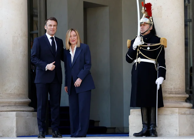 Francoski predsednik Emmanuel Macron italijanske premierke Giorgie Meloni ne vključuje več v svoje velike evropske pobude. FOTO: Sarah Meyssonnier/Reuters