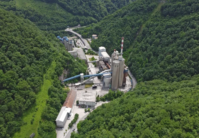 Trboveljski cementarniški kompleks iz zraka. FOTO: Arhiv občine Trbovlje