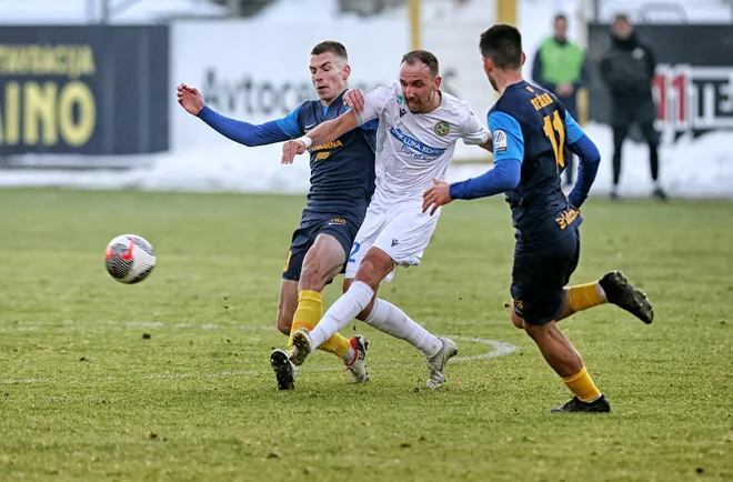 Koprčani s celjskim kapetanom v minuli sezoni Denisom Popovićem (v sredini) imajo v letošnjih prvenstvenih tekmah boljši izkupiček, 1:1 in 3:2. FOTO: Blaž Samec