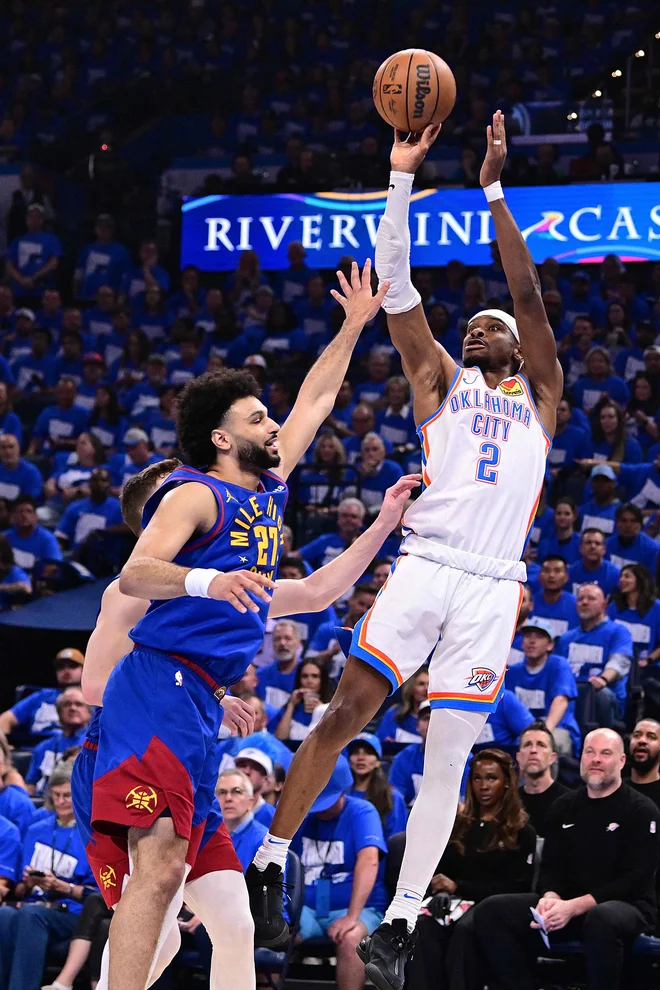 Shai Gilgeous-Alexander (desno) je znova kar letel po igrišču. FOTO: Joshua Gateley/AFP