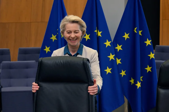 Kritike letijo tudi na način vodenja Ursule von der Leyen, ki ga Politico opisuje kot izrazito centraliziranega, z odločitvami, koncentriranimi v rokah predsednice in ozkega kroga njenih, pretežno nemških, svetovalcev.  FOTO: Nicolas Tucat/AFP