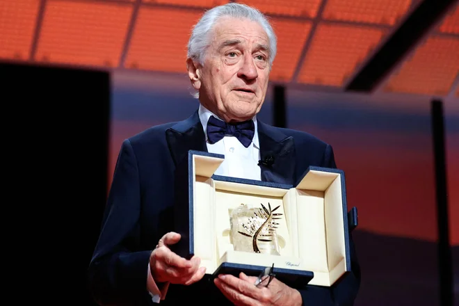 Častno zlato palmo so mu izročili na otvoritveni slovesnosti 78. filmskega festivala. Foto Valery Hache/AFP