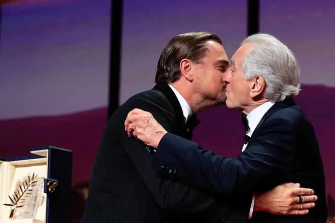 Nagrado mu je izročil mlajši igralski kolega Leonardo DiCaprio. Foto Valery Hache/AFP